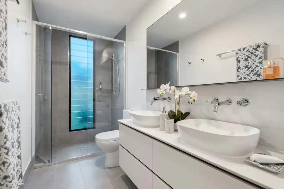 Lavabo ve ayna montajı